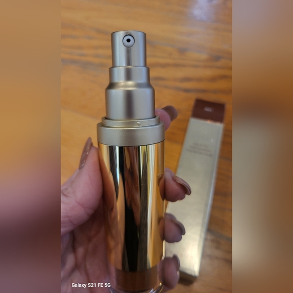 STILLA HIDE & CHIC FLUID FONDATION DEEP 6 NIB - Picture 2 of 8